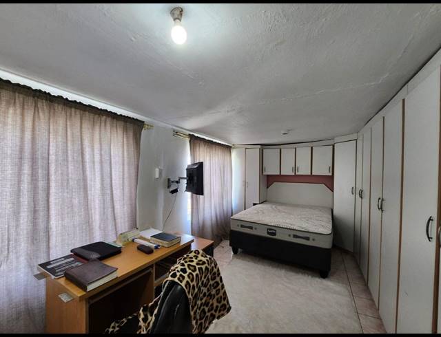 5 BEDROOM HOUSE FOR SALE IN MONTFORD